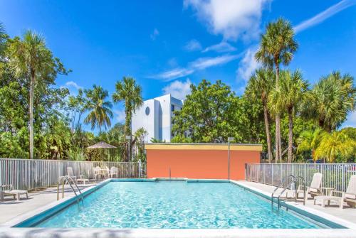 Days Inn by Wyndham Fort Lauderdale Airport Cruise Port image 5