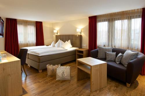 1 queen bed, 1 sofa bed