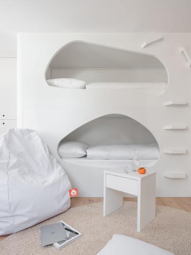 Multi-bed room with 6 capsule beds