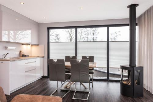 Welcome in - Houseboat 'Elysium' met eigen aanlegsteiger Sneek - Offingawier in Offingawier