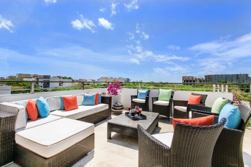 3-Level Condo with a Private Balcony & Rooftop Lounge, Playa del Carmen (photo 2)