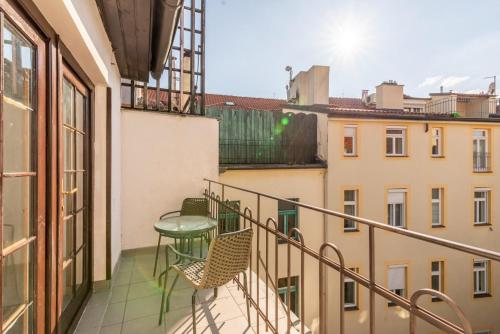 Templová - Old Town Large Apartment with Terrace - image 2