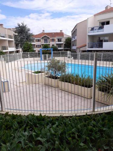 Swimming pool, APPARTEMENT AU CALME AVEC PISCINE ET PARKING dans residence securisee in Saint-Jean-de-Monts