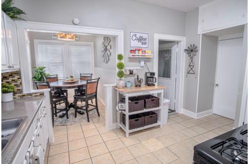 Stunning 3 BR Home Near DT Alamodome - Riverwalk in San Antonio, USA