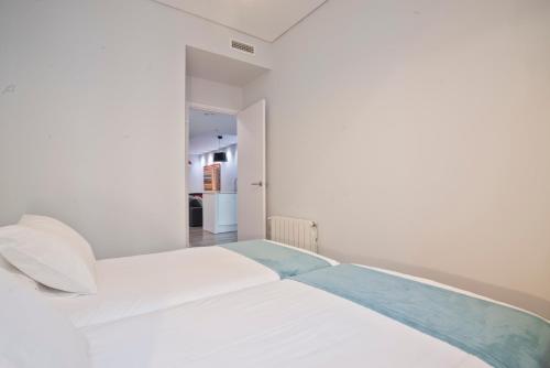 Three-Bedroom Apartment - Rosellon 164 image 10