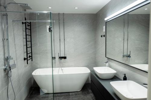 Shower, Hotel Finn near Temppeliaukio Church