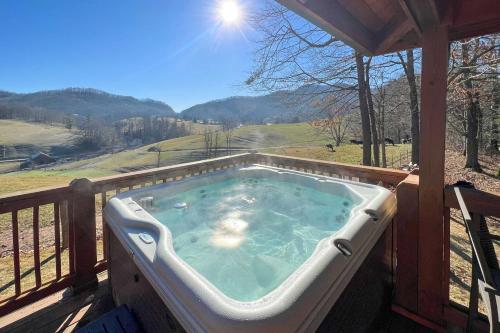 Deck & Mtn Views! Luxe Log Cabin in Waynesville, Waynesville