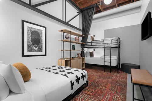 1 queen bed, 2 bunk beds