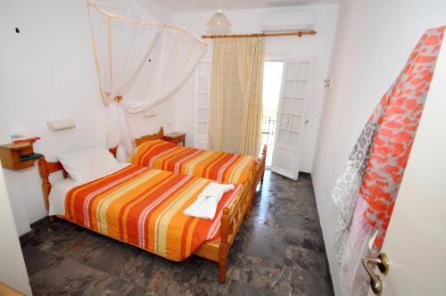 2 twin beds, 1 sofa bed
