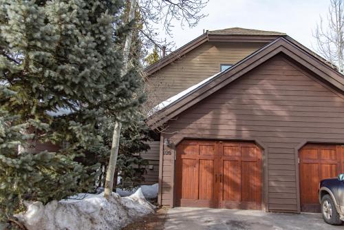 Holiday Home room in Village Point Getaway Townhome: Great Location w/ Private Hot Tub