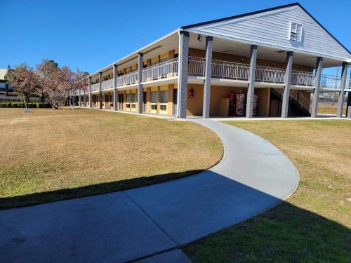 Days Inn by Wyndham Dothan – Dothan, AL