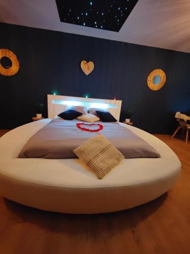 Gite Romantique avec Espace Balneo et Ciel Etoile "La Maison du Bonheur Saint Germer de Fly" Nuit Ro in Senžermēra Deflī