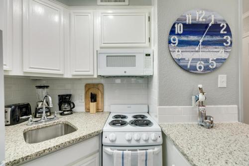 Right on the Seawall Beach Heated Pool BBQs - Mi Casa es Su Casa! - image 13