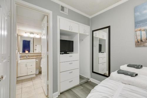Right on the Seawall Beach Heated Pool BBQs - Mi Casa es Su Casa! - image 10