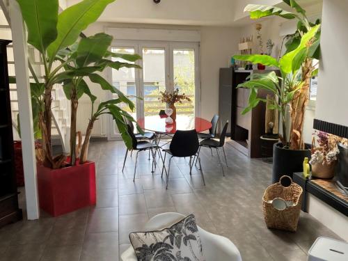 設施, Unusual duplex with garden in 聖布里厄