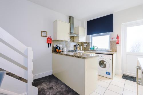 Bright 2-bed cottage in Chester by 53 Degrees Property, ideal for Couples & Small groups, City Centre - Sleeps 6