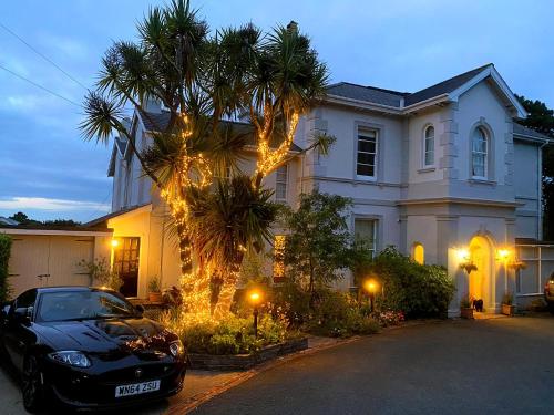 The Town House - Luxury Holiday Home with Hot Tub - image 5