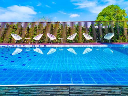 Swimming pool, Lueangchan Orchid Hotel in Chanthaburi