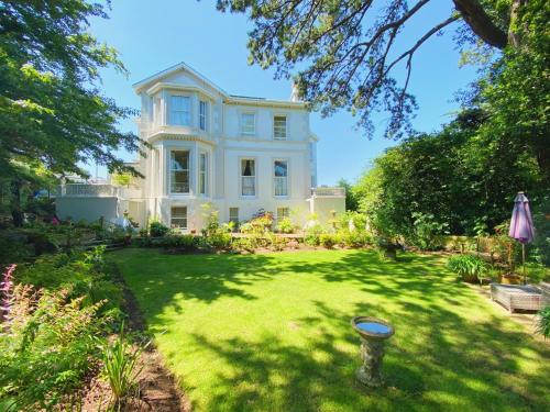 The Town House - Luxury Holiday Home with Hot Tub - image 9