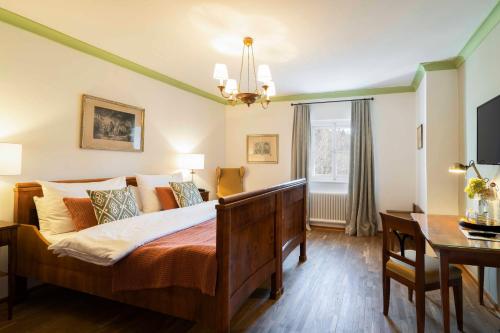 345543465 Der Schlosswirt zu Anif - Biedermeierhotel und Restaurant