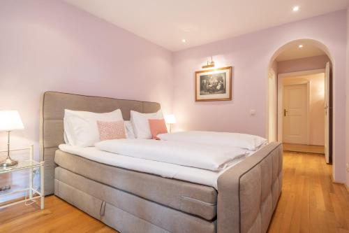 345546884 Der Schlosswirt zu Anif - Biedermeierhotel und Restaurant