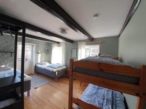 2 twin beds, 2 bunk beds