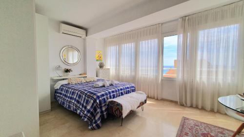 Studio Apartment with Sea View image 2