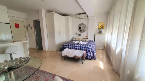 Studio Apartment with Sea View image 1