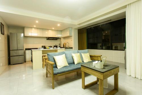 Locals Apartment House 19 - Wenchang