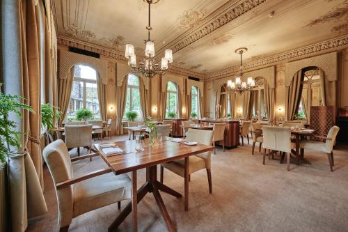 Nhà hàng, 5th Floor Basic Rooms - shared bathrooms in Interlaken