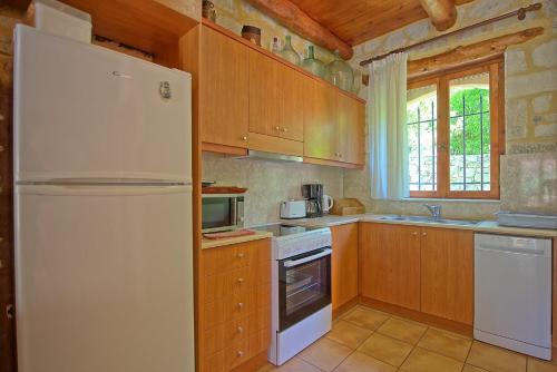 Kitchen, Villa Nipos by PosarelliVillas in Fres