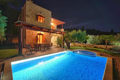 Swimming pool, Villa Nipos by PosarelliVillas in Fres