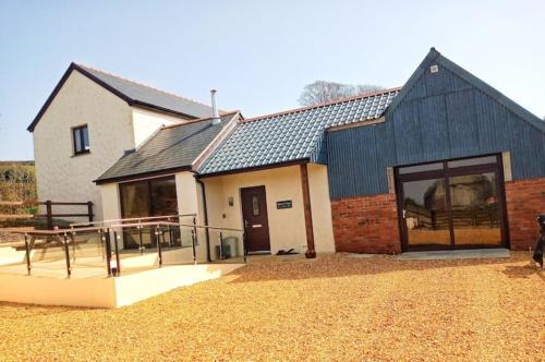 RURAL RETREAT WALES Indoor Hot Tub, Log Fire, Starry Skies, Woodland Walks in Cenarth