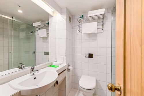 The Angus Hotel - 화장실