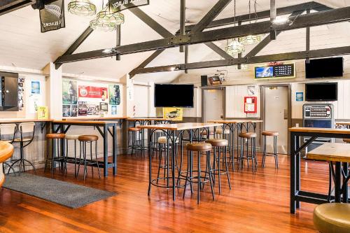 ผับ/เลาจน์, The Angus Hotel in โลเวอร์ ฮัท