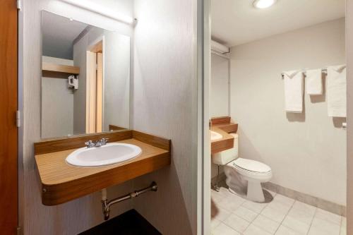Travelodge by Wyndham Cleveland Airport in Brook Park, USA