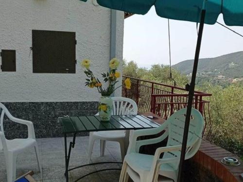  Holiday Home in Manoglia with Fireplace Garden Heating, Pension in Moneglia bei Ziona