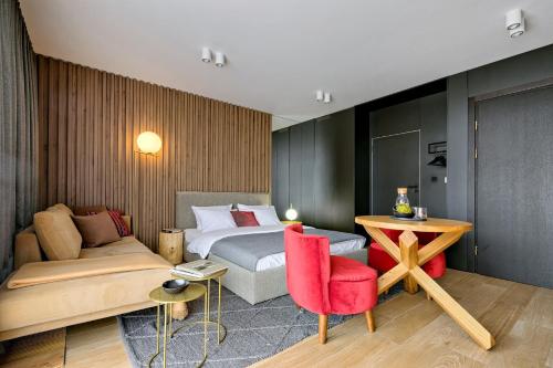 1 queen bed, 1 sofa bed