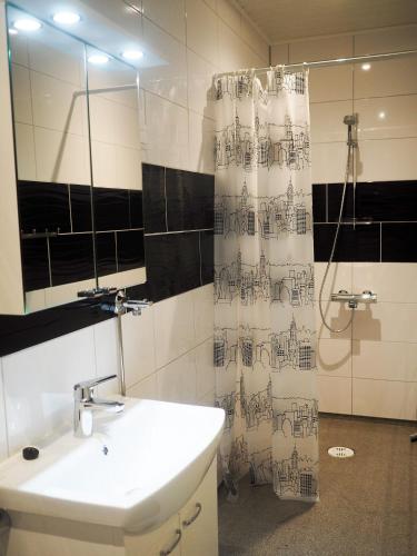 Bathroom, Lansi-Suomen opisto in Jaamala