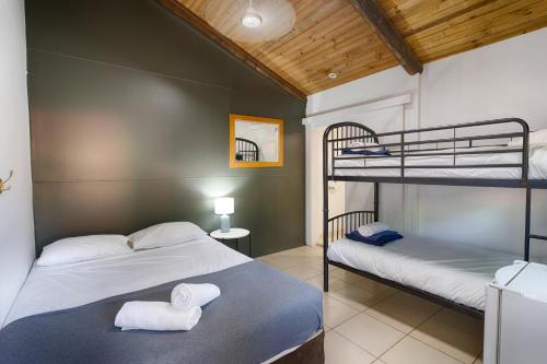 1 double bed, 2 bunk beds