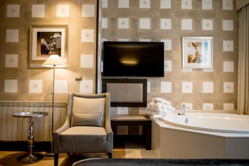 Comfort Double Room with Hot Tub  Costa Esmeralda Suites 21