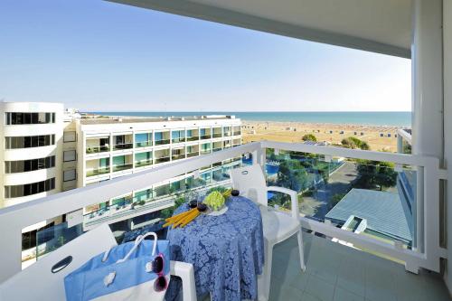 Comfort Double or Twin Room with Side Sea View image 6