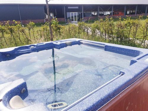 Hot tub, Luxe slapen in de stal in Nederhorst Den Berg