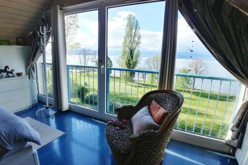 Lakefront. Appartement pieds dans l'eau. View and direct access to the lake. in Anthy-sur-Leman