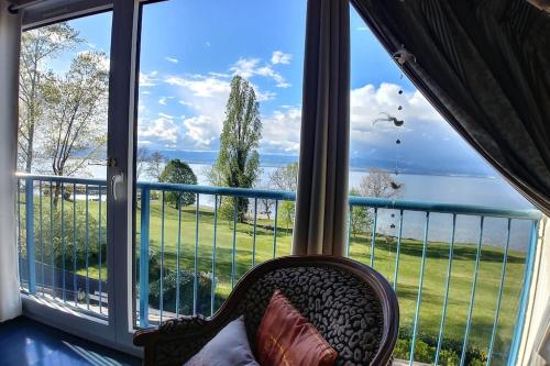 Lakefront. Appartement pieds dans l'eau. View and direct access to the lake. in Anthy-sur-Leman