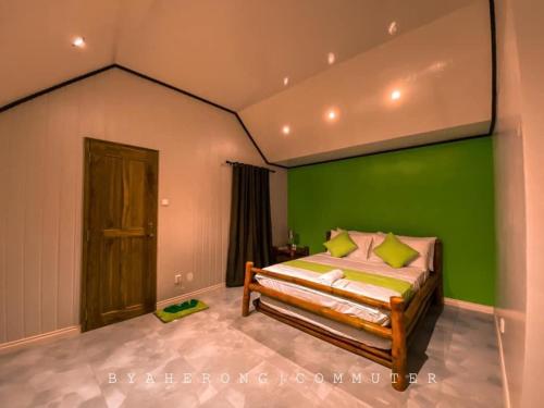 2 twin beds, 1 sofa bed