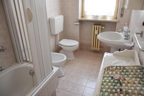 Re Lear - 4 bedrooms Apartment - image 5