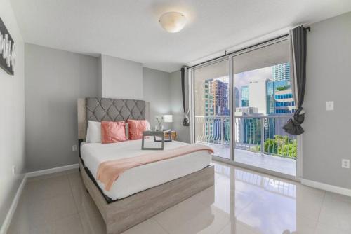 Amazing 3 BR Condo At Brickell with Pool in Miami, USA