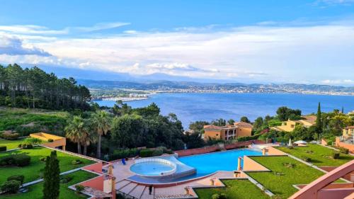 Vue mer et sur la baie de Cannes piscine 450m2 randonnée VTT au pied de l Esterel Manet - Théoule-sur-Mer