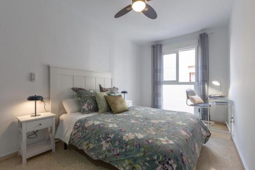 Luminoso apartamento de dos habitaciones con terraza y parking en el centro, Malaga